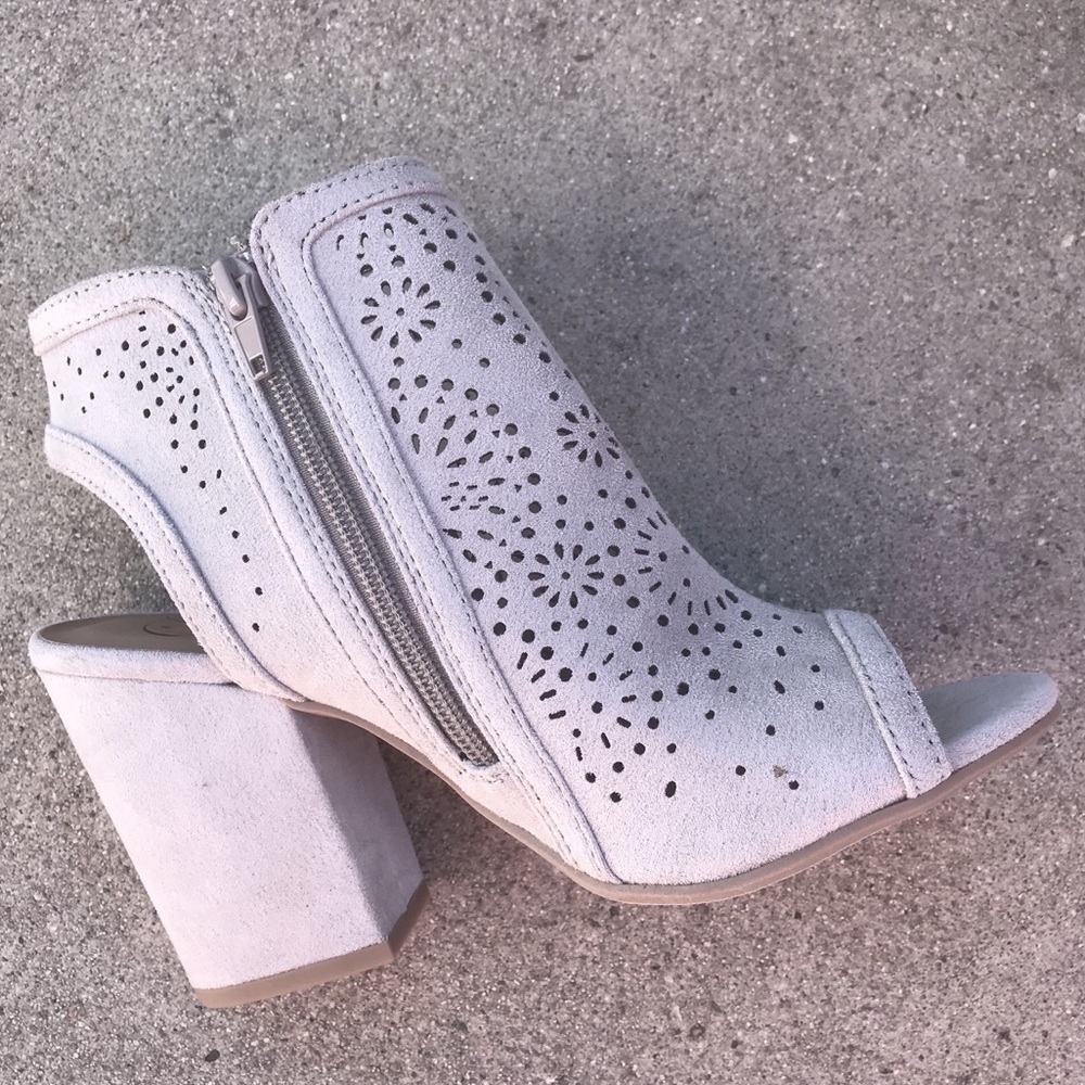 Oh just WOW! Light grey stacked heel zip BOOTIE